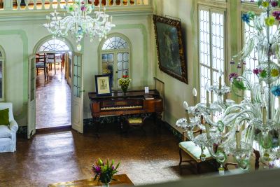 Ingresso con pianoforte e lampadari in vetro di Murano
