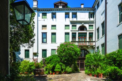 La corte interna di Palazzo Mocenigo con il giardino