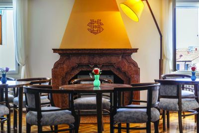 Sala con camino e monogramma del Circolo Unione
