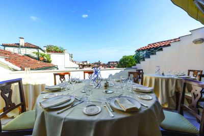Terrazza apparecchiata sui tetti di Venezia