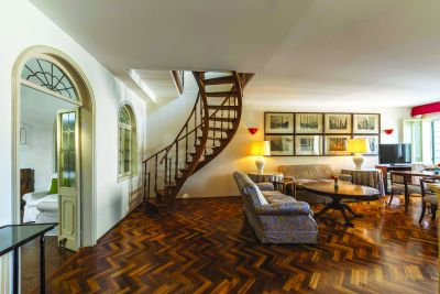 Scala interna e salotto con parquet a spina di pesce